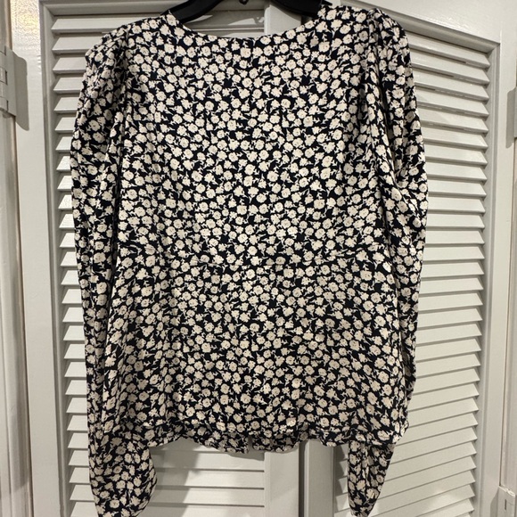 Chic Black and White Floral Blouse - Picture 4 of 4